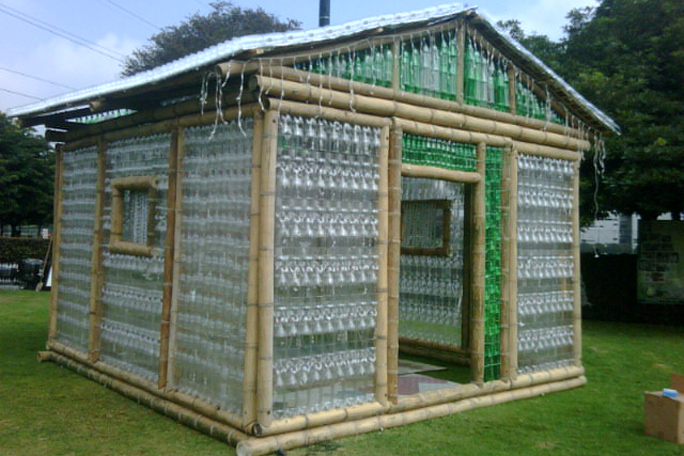 Construcción con botellas de plástico